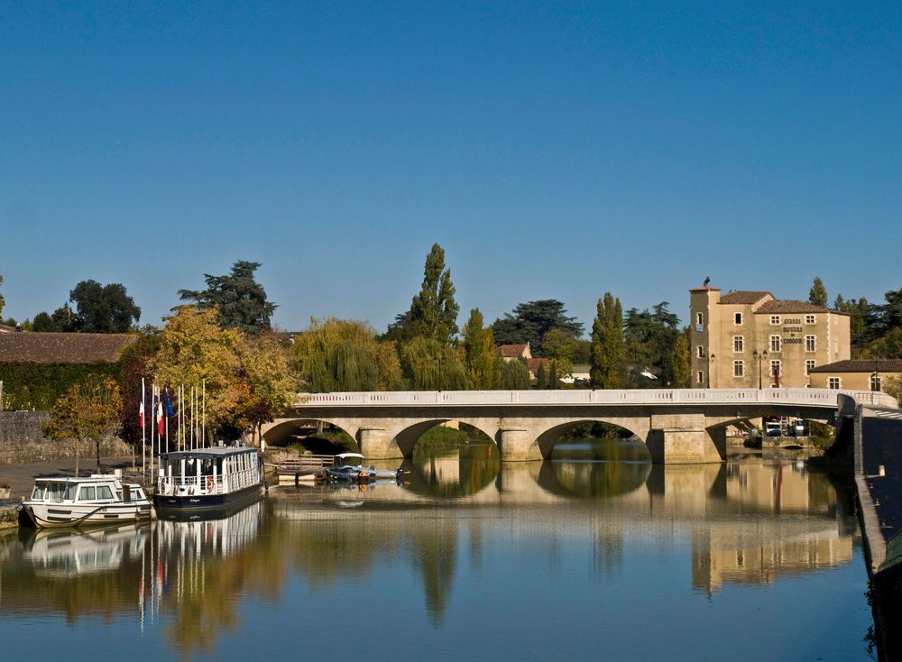 Le port de Condom sur la Baïse, avec le Pont Barlet et les Grands Moulins