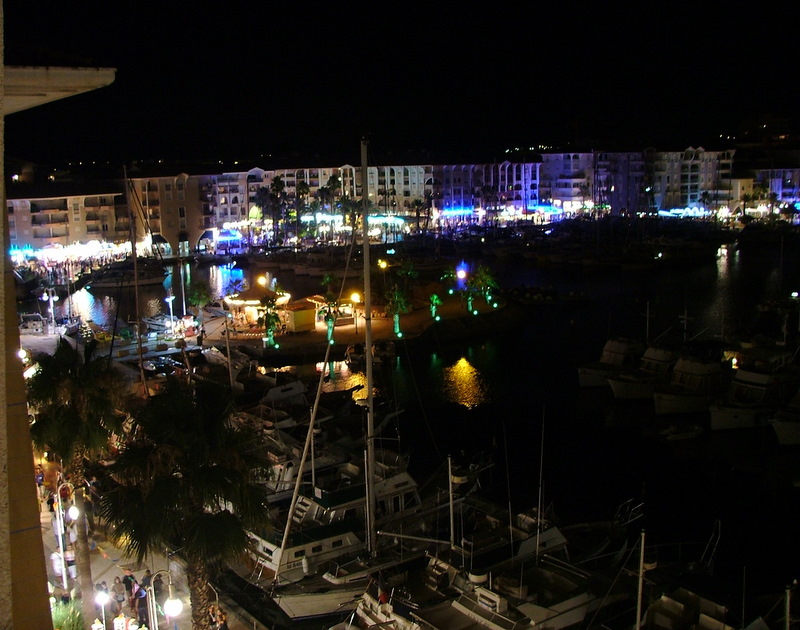 Le port de Fréjus la nuit