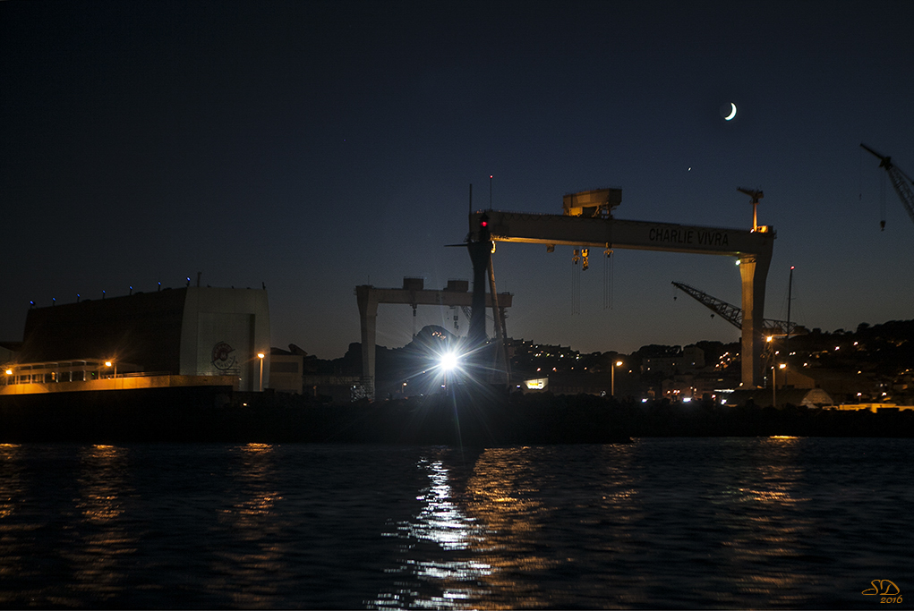 Le port de la ciotat , la nuit.