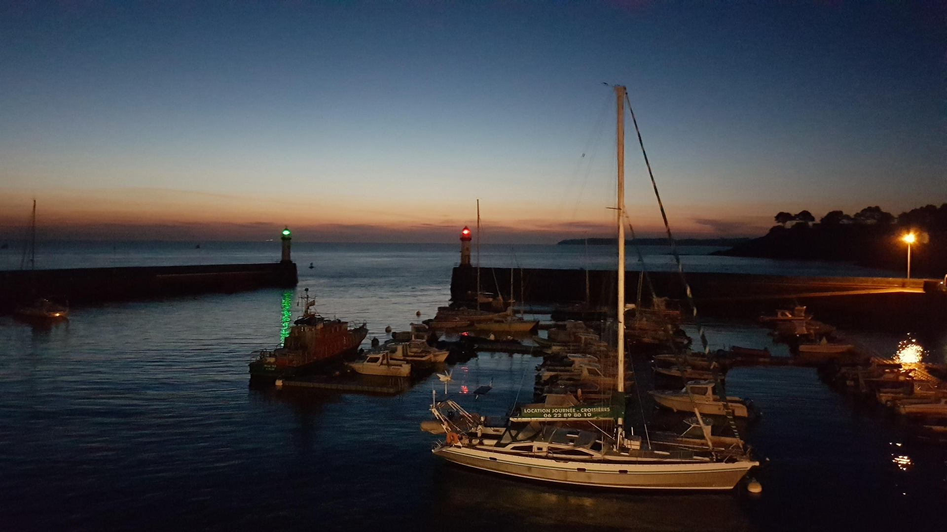 Le port de Palais à l’aube. 