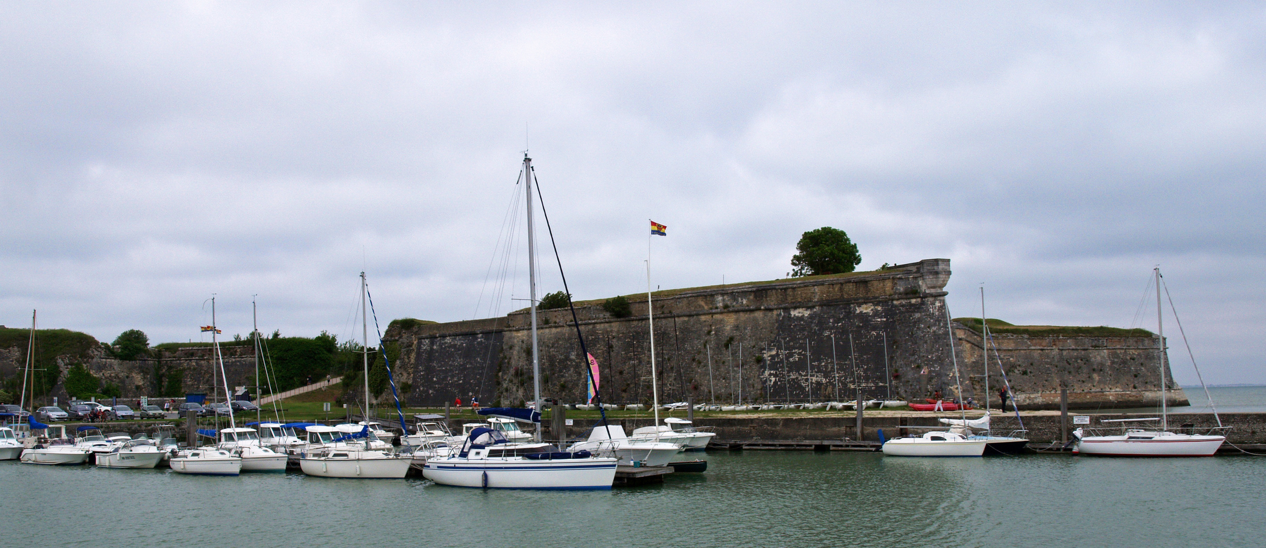 Le port de plaisance du Château d’Oléron devant les remparts de la citadelle