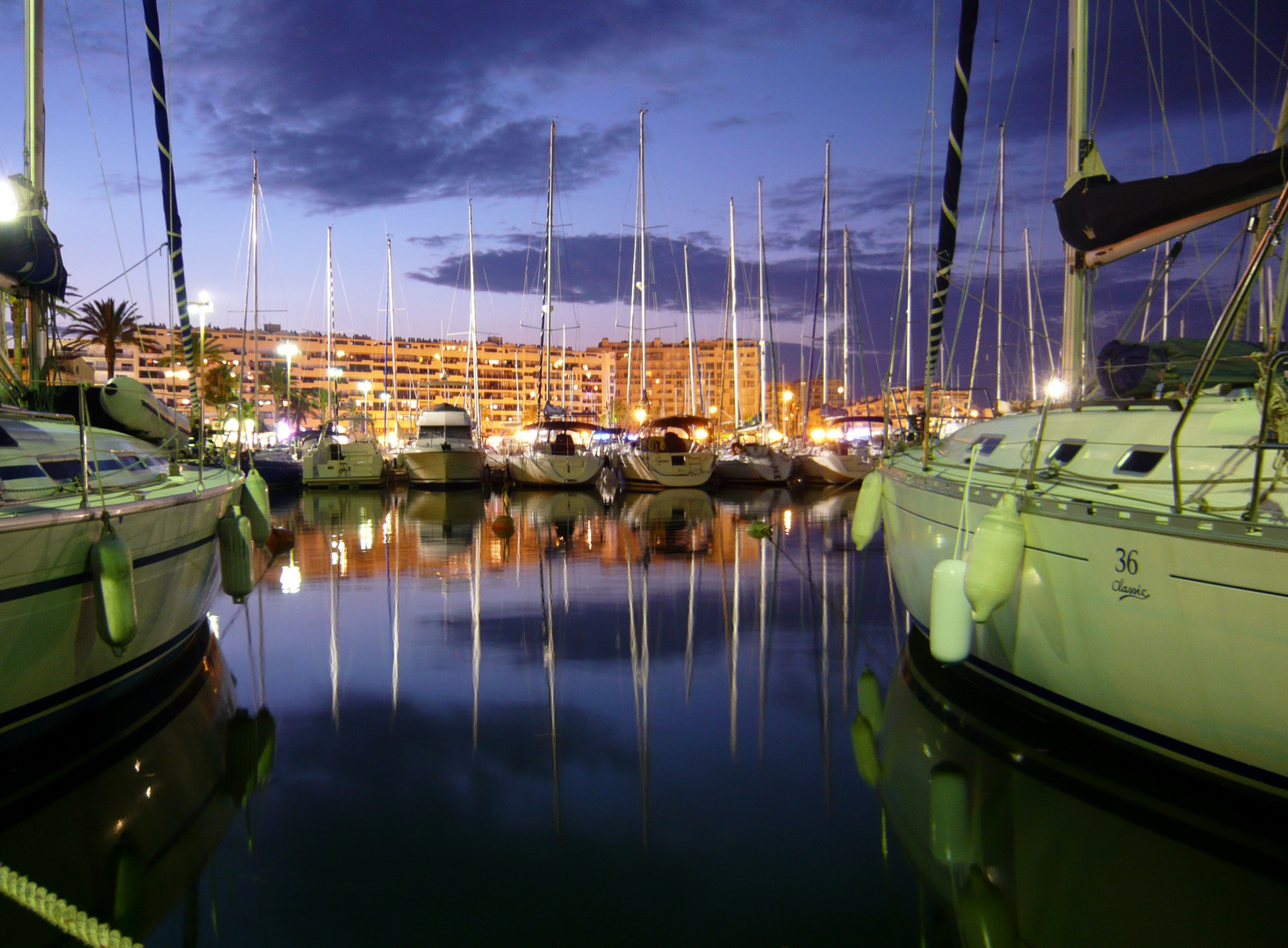 Le port de plaisance en nocturne