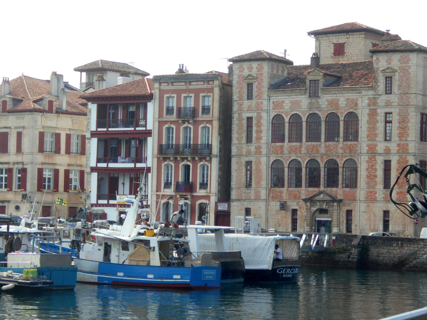 Le port de Saint-Jean-de-Luz avec, à droite, la Maison de l'Infante.