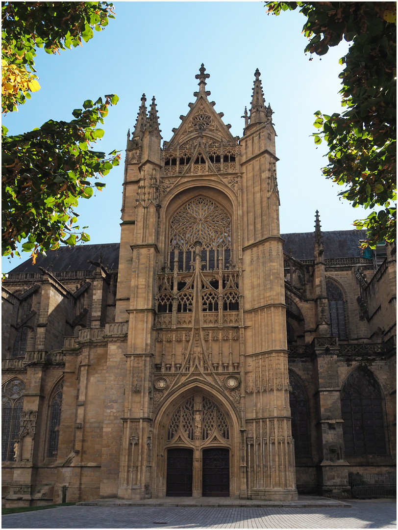 Le portail Saint-Jean (gothique flamboyant)  Cathédrale Saint-Etienne de Limoges