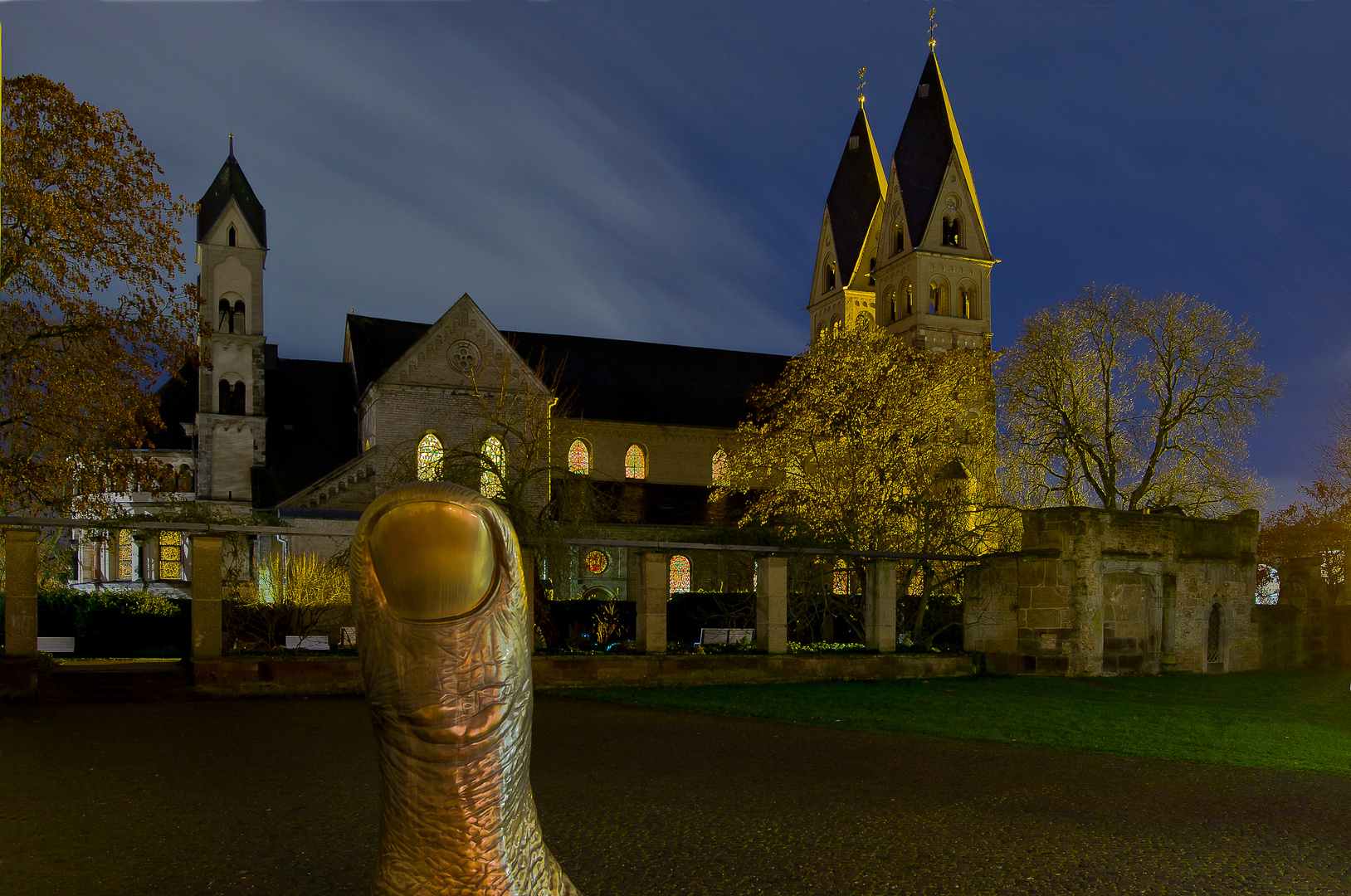 Le Pouce/der Daumen vor der Basilika St. Kastor