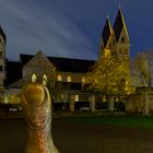 Le Pouce/der Daumen vor der Basilika St. Kastor