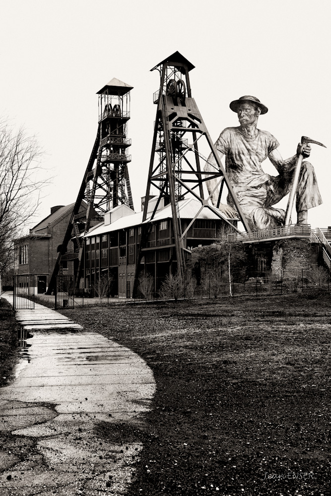 Le Présent du Passé : Hommage aux 262 mineurs morts le 8 août 1956 - Le Bois du Cazier - Marcinelle