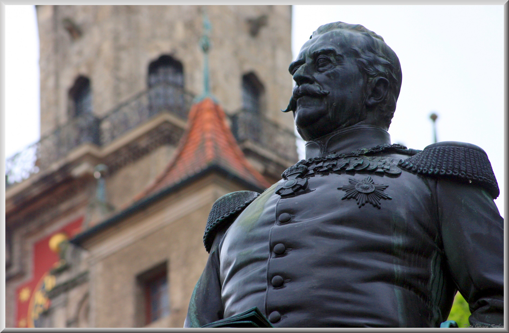 Le Prince de Sigmaringen devant son château