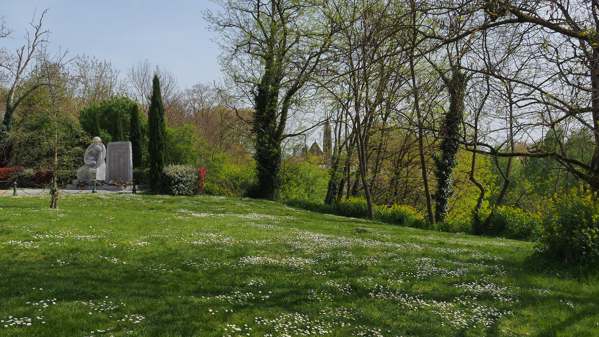 Le printemps près du pont-canal