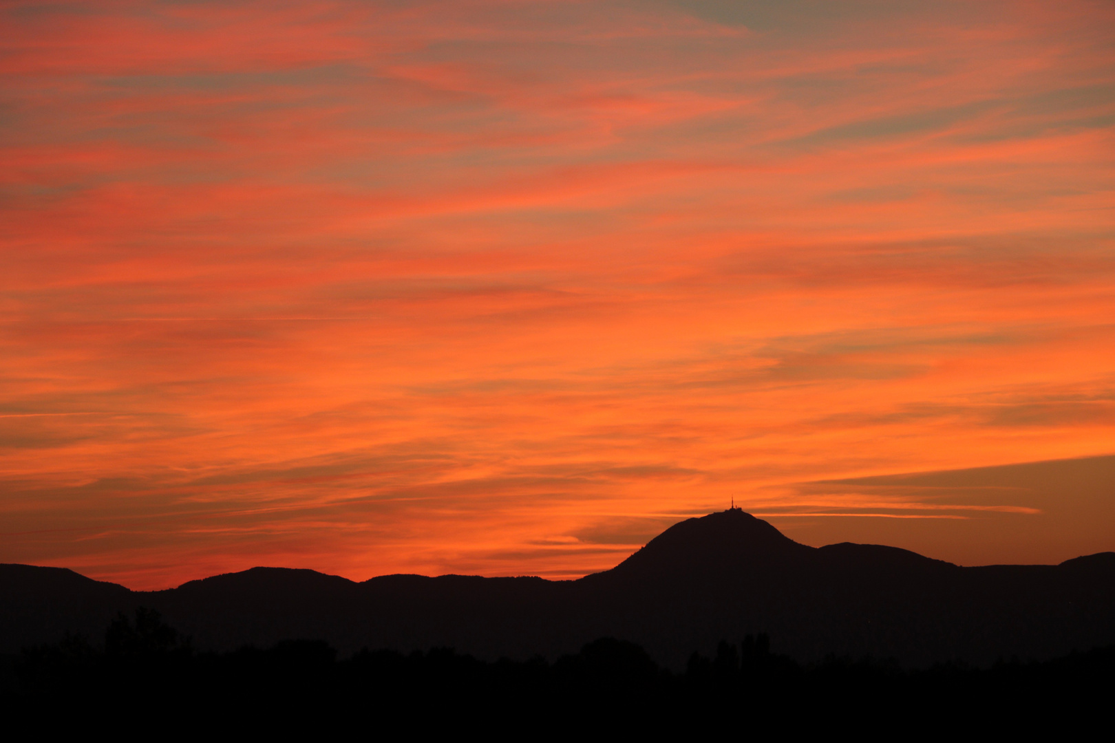 Le puy de Dôme au coucher du soleil