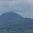 le "Puy de Dôme" la tête dans les nuages ( auvergne )