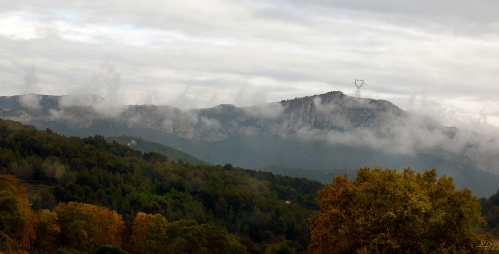 Le pylone dans la brume .