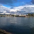 Le Rhin à Bonn sous ciel d'automne