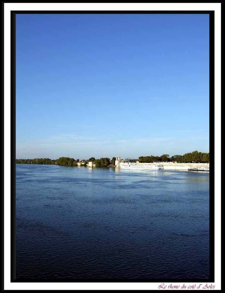 Le Rhone du coté d' Arles