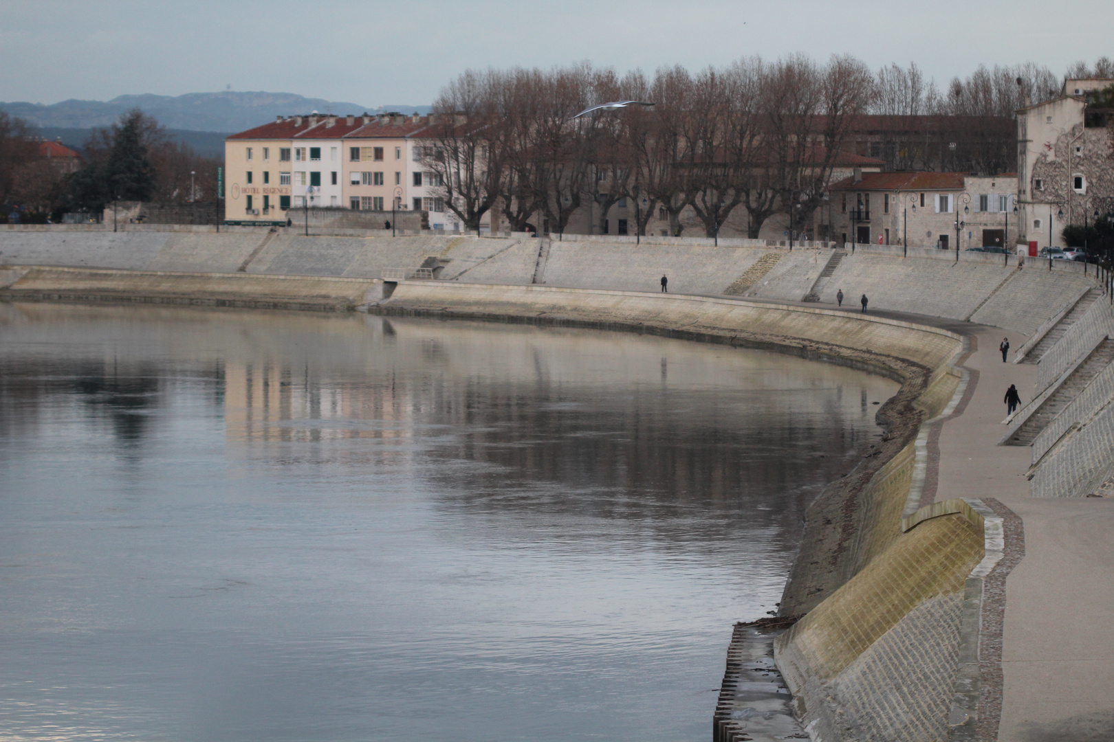 Le Rhône  et ses quais, à Arles