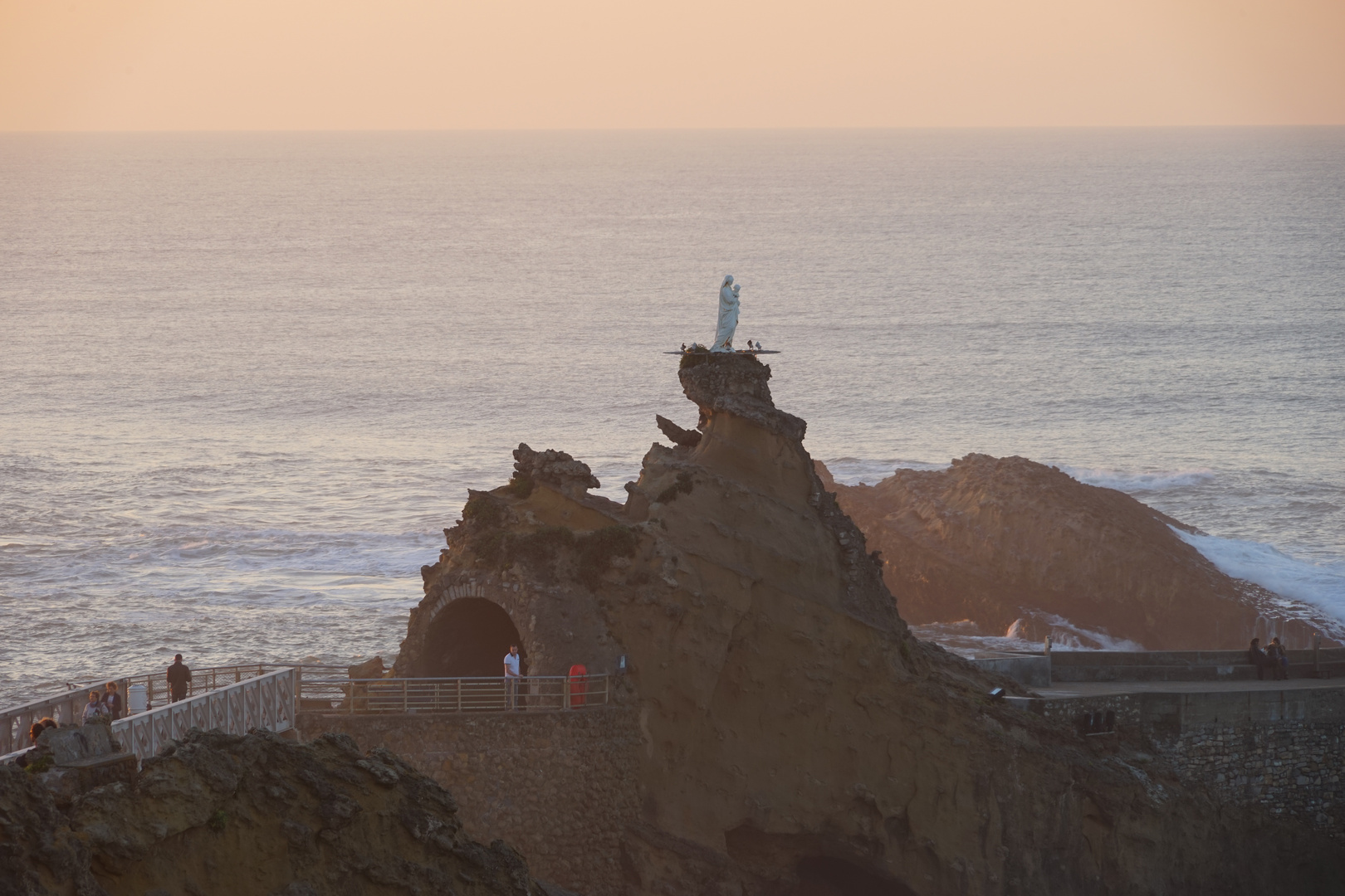 LE ROCHER DE LA VIERGE A BIARRITZ