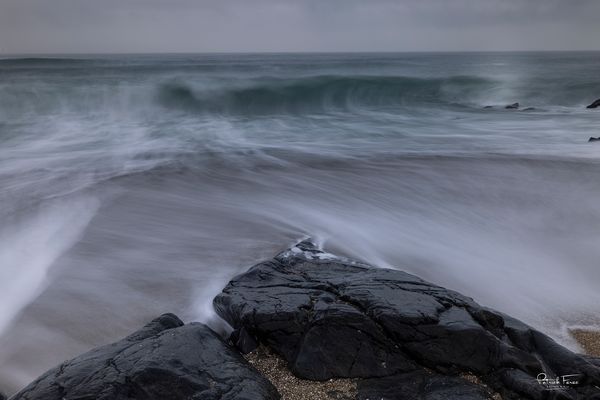 Le rocher noir et la vague