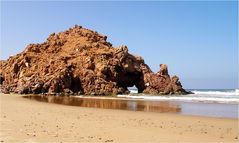 Le rocher percé sur la plage de Mirleft - Die berühmte Felskomposition am Strand von Mirleft