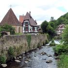 le ruisseau fredonne, la bouche pleine de cailloux!