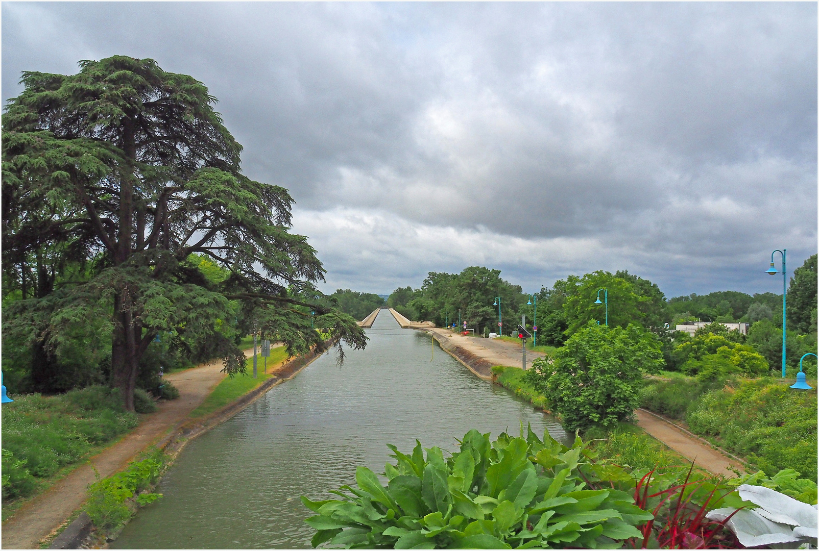 Le sas est du Pont-Canal, vu de l’Avenue du Général De Gaulle