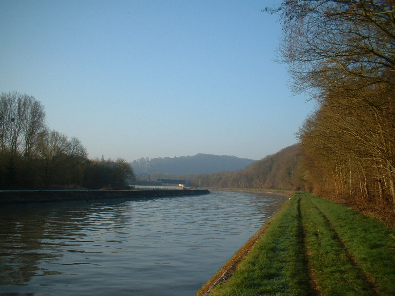 Le séminaire de Floreffe vu de Floriffoux le long de la Sambre.