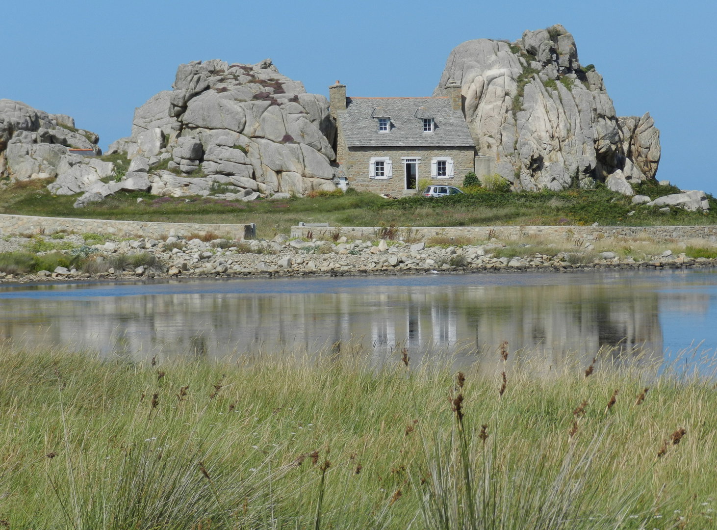 le sentier des douaniers, une maison.......