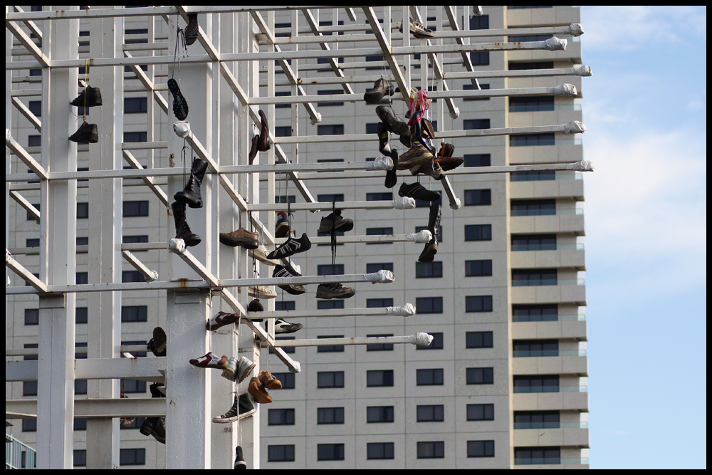 LE Shoe Tossing