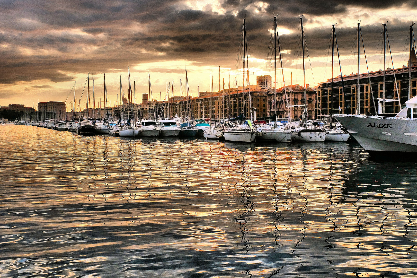 Le soir au port