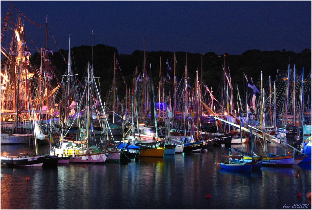 Le soir, c'est la fête sur le port du Rosmeur.