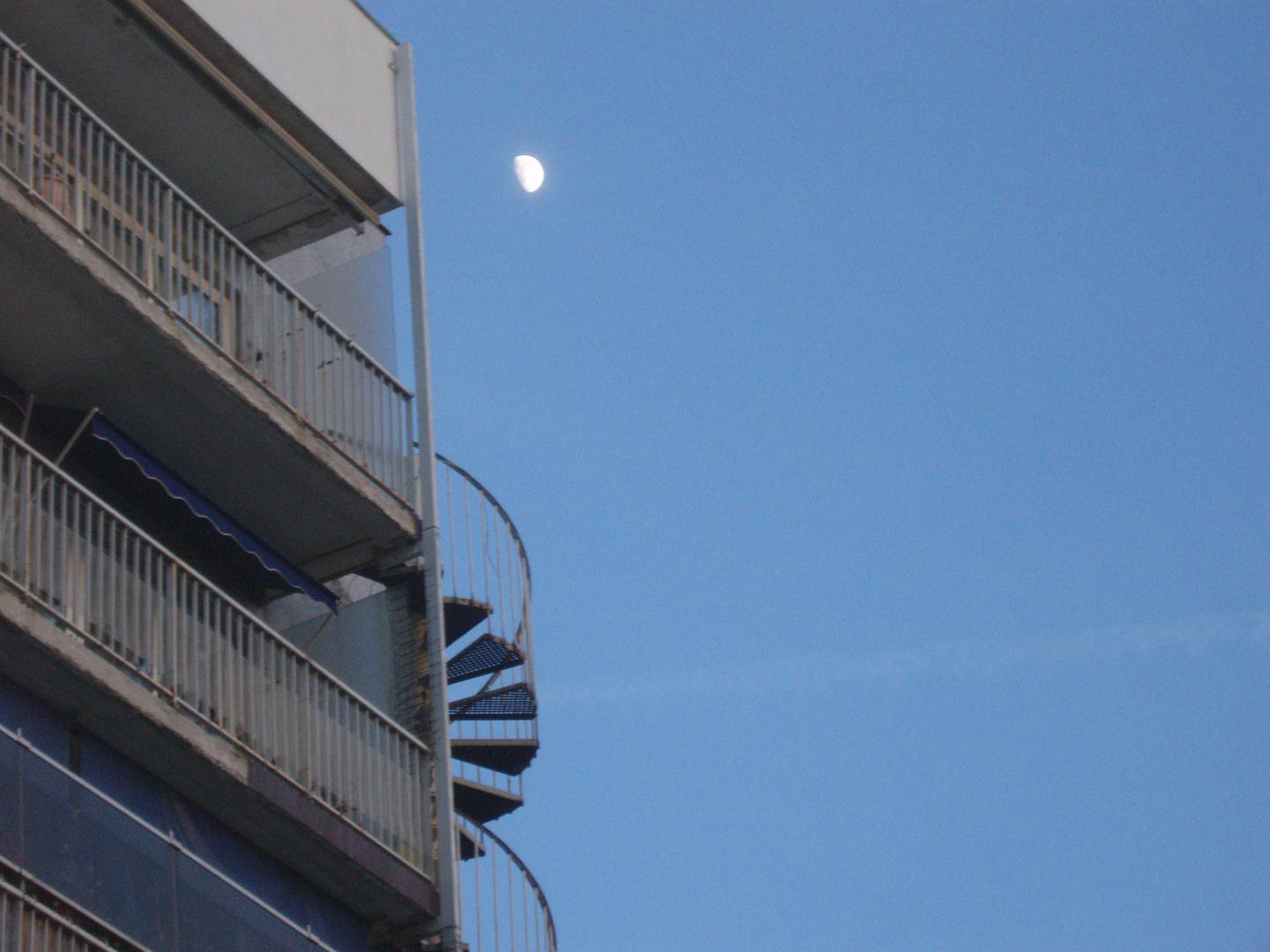 Le soir où la lune a monté les escaliers pour se donner au ciel