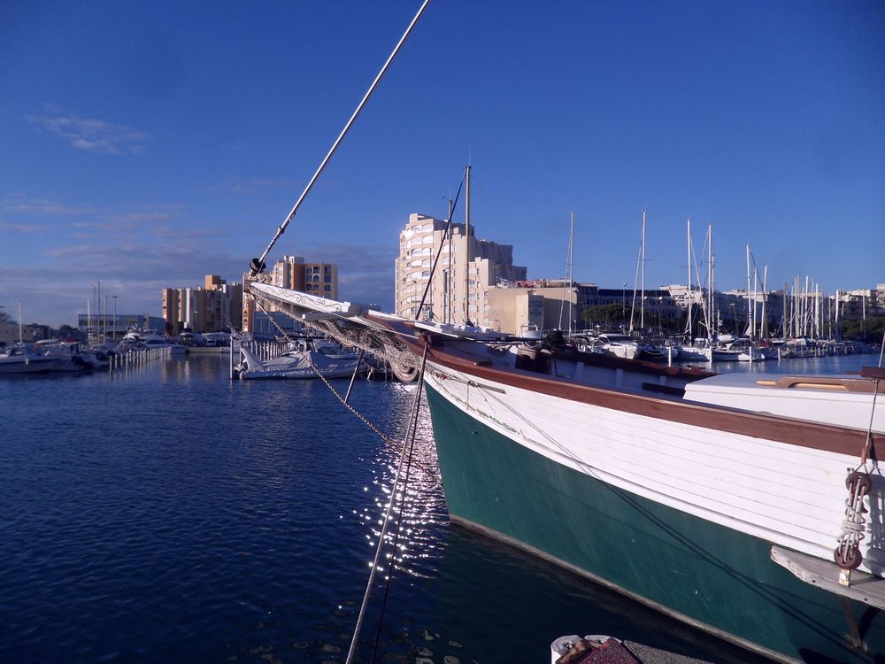 Le soir tombe sur le port de Carnon ....