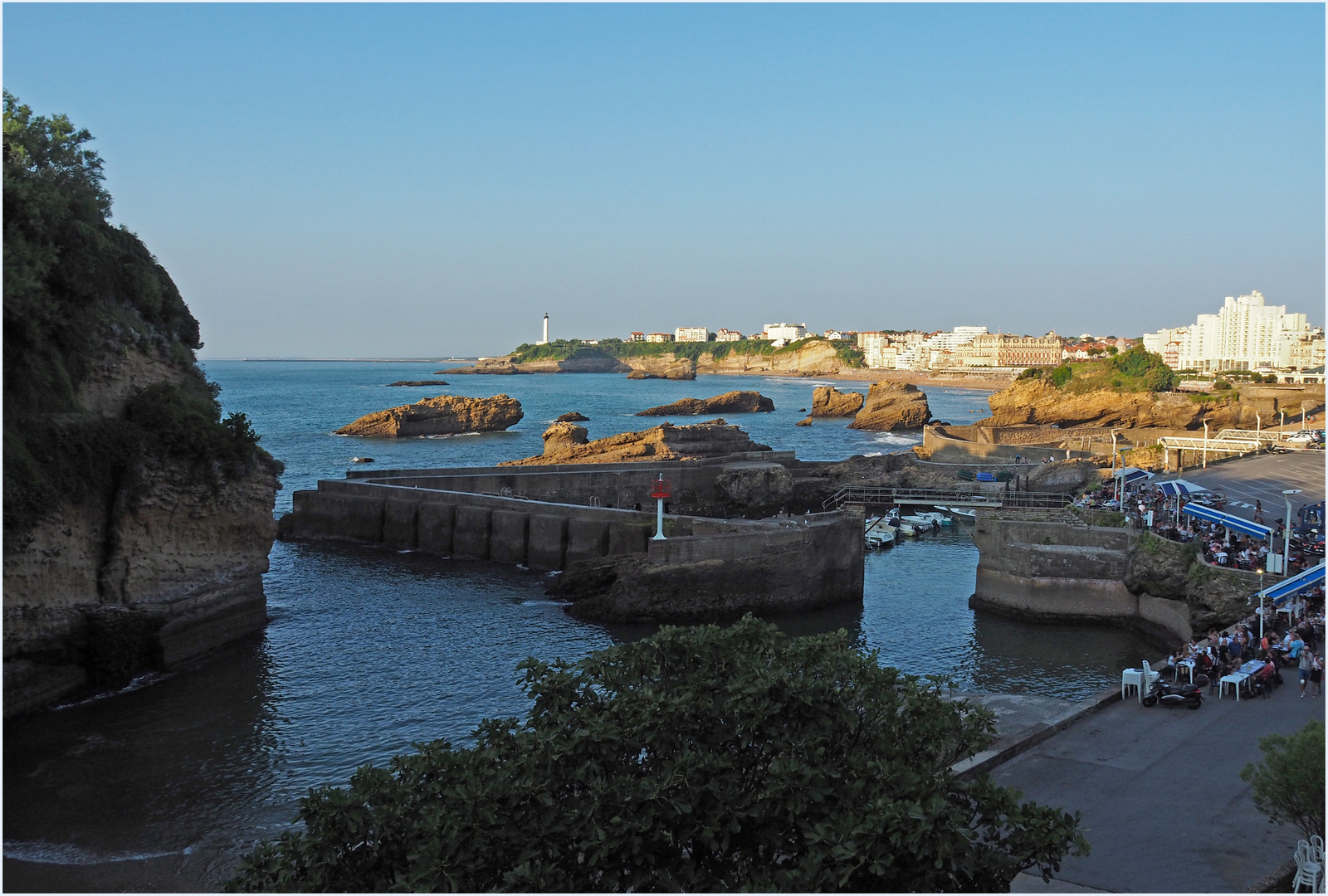 Le soir tombe sur le port des Pêcheurs