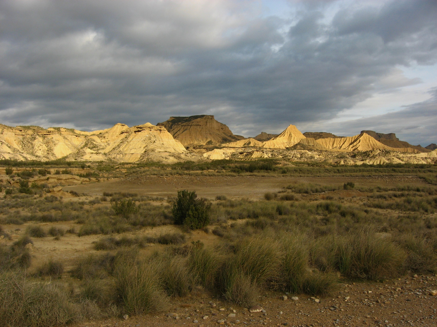 le soir tombe sur les bardenas