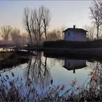 le soir tombe sur les canaux du marécage ...