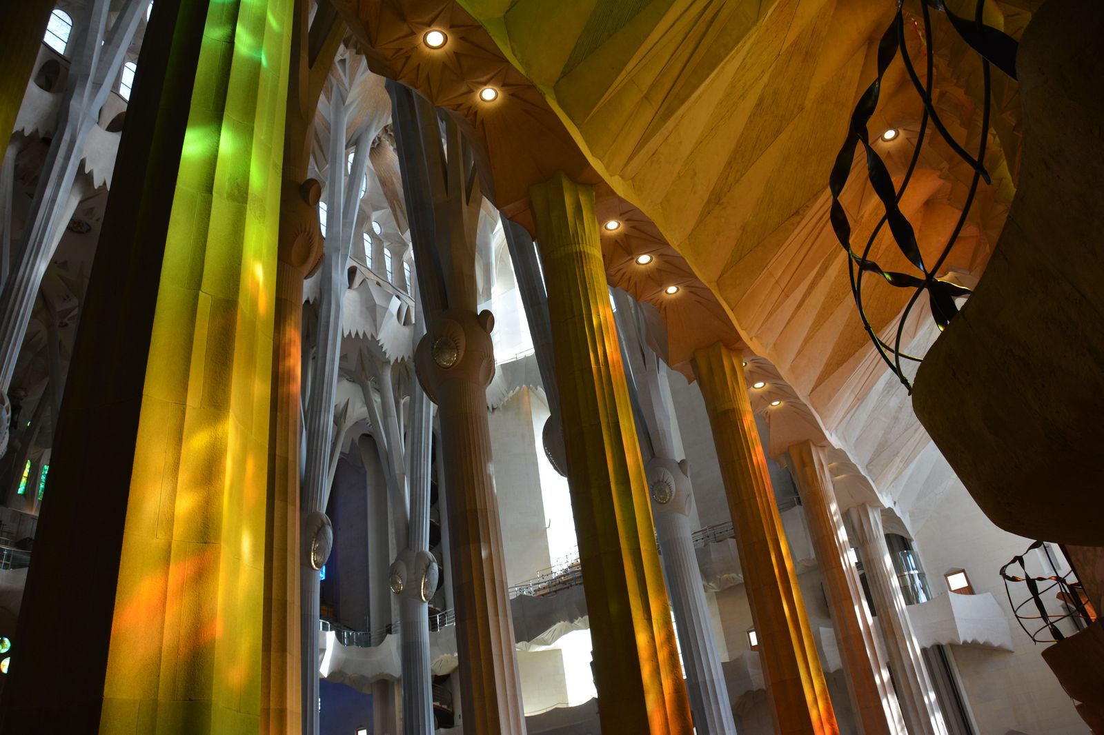 Le soleil à travers les vitraux de la Sagrada Familia