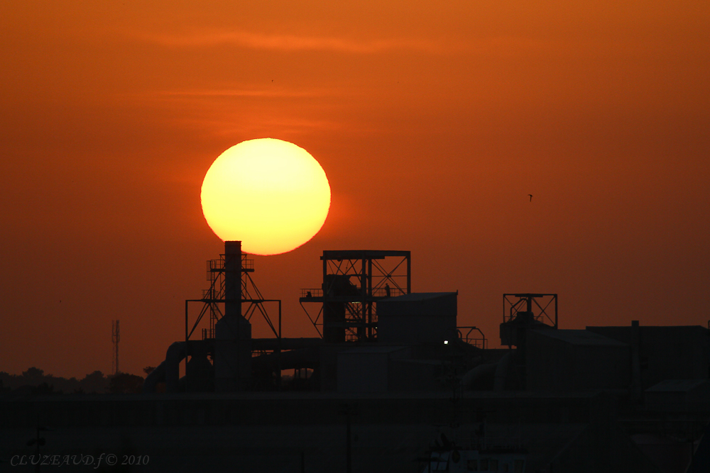 le soleil ce lève sur le port