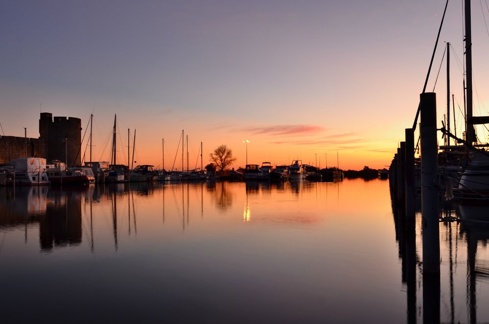 Le soleil couchant sur le canal (du Rhône à Sète) Aigues-Mortes