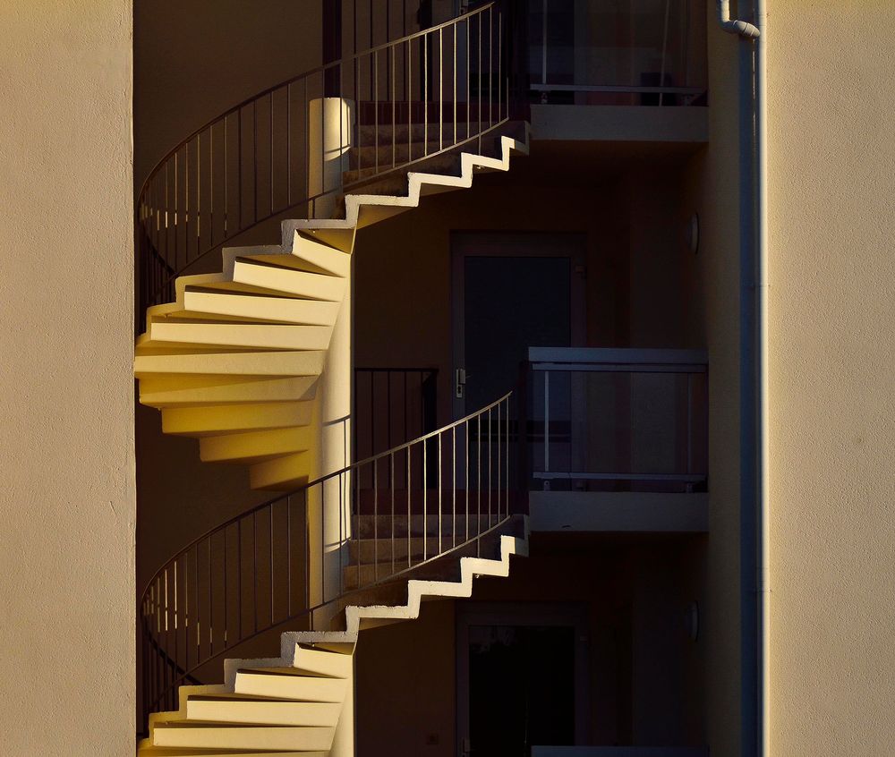 le soleil dans l'escalier,