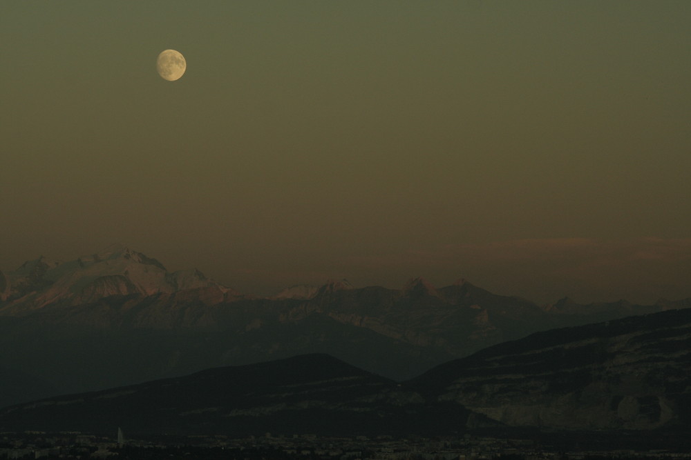 le soleil çe couche,la lune çe leve sur le mt-blanc et geneve