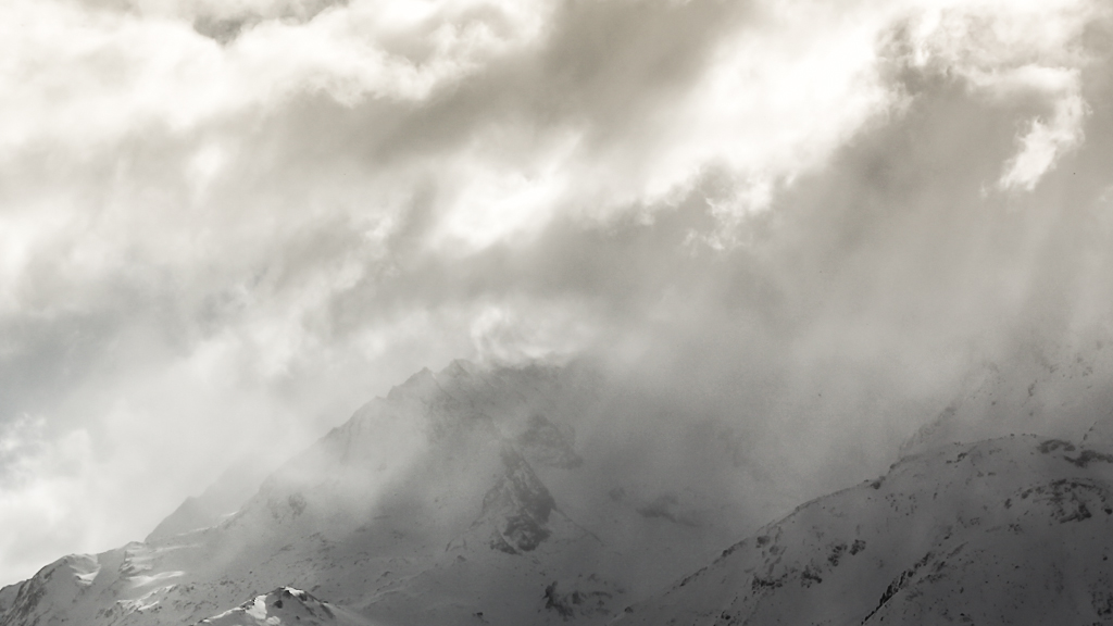 Le soleil embrasse la montagne