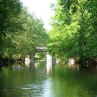 Le soleil est ses reflets sur la rivière.