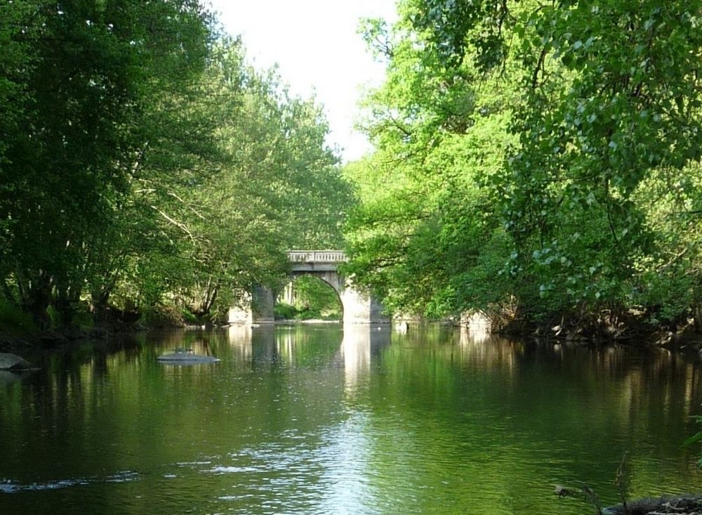 Le soleil est ses reflets sur la rivière. de deuxfaux 