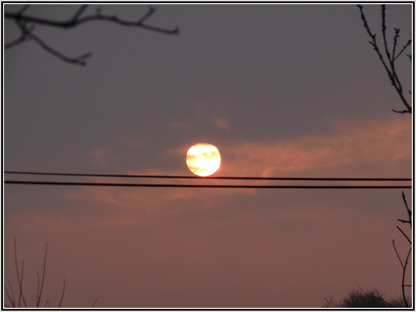 le soleil joue au funambule