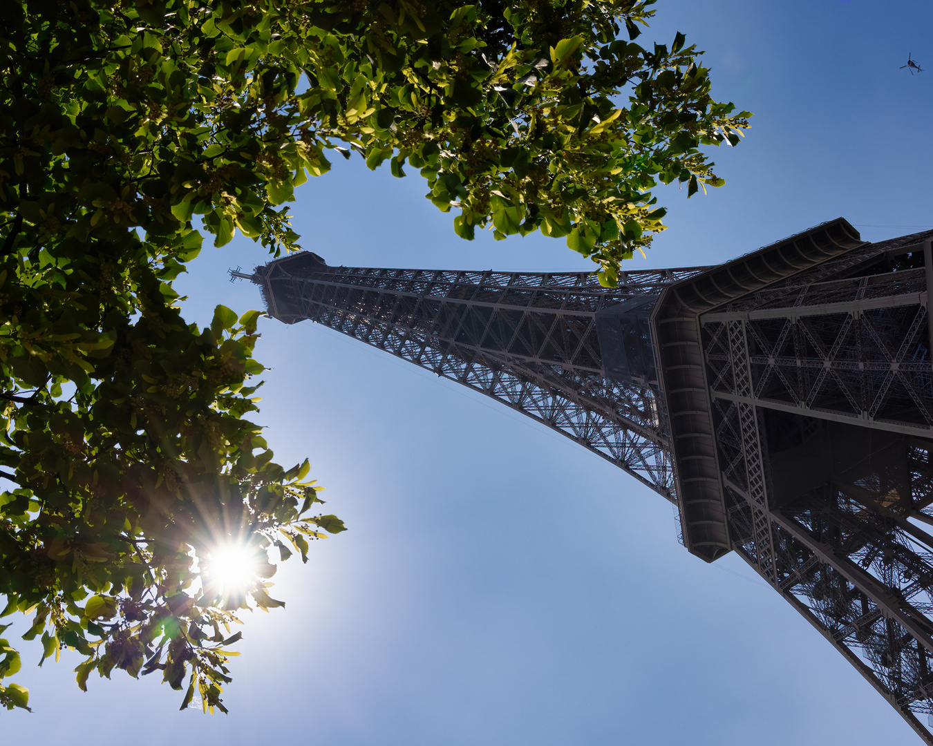 Le soleil, la tour et un hélicoptère