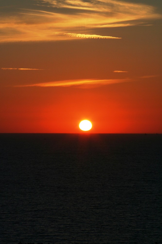 Le soleil plongeant dans la mer