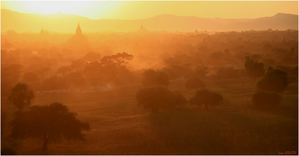 Le soleil se couche sur Bagan.