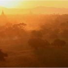 Le soleil se couche sur Bagan.