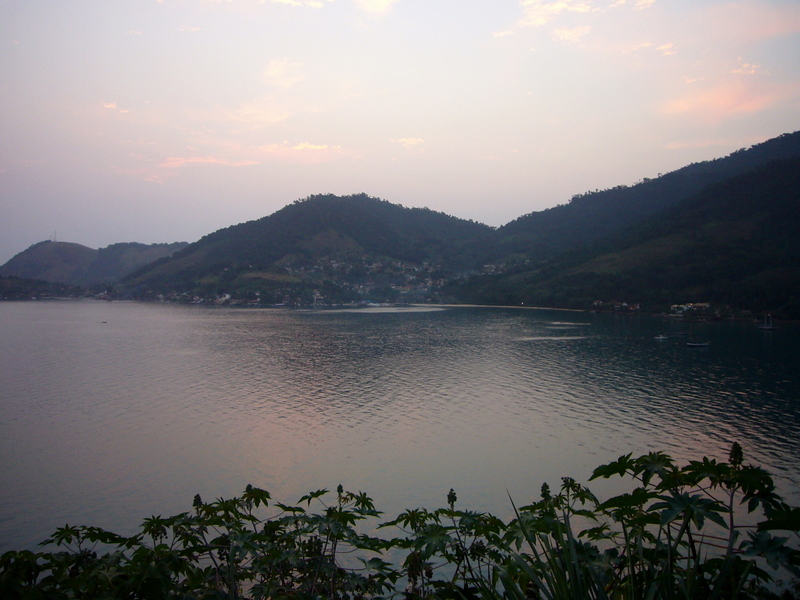 le soleil se couche sur la baie de Paraty