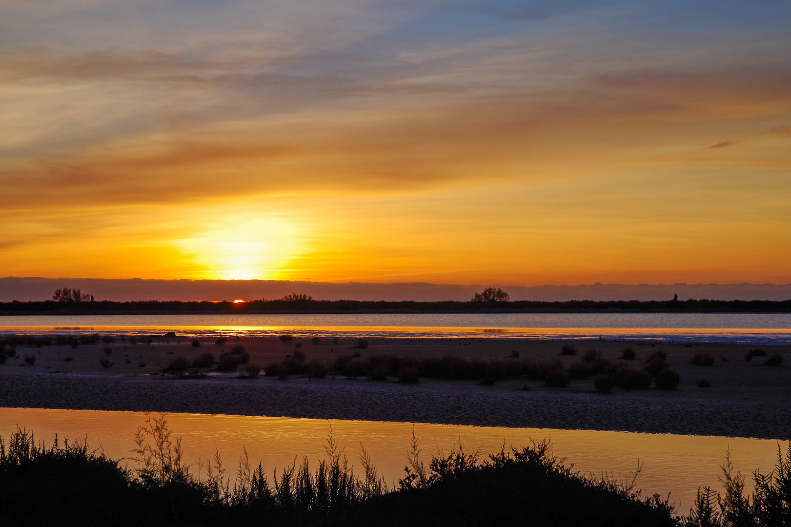 Le soleil se couche sur la camargue