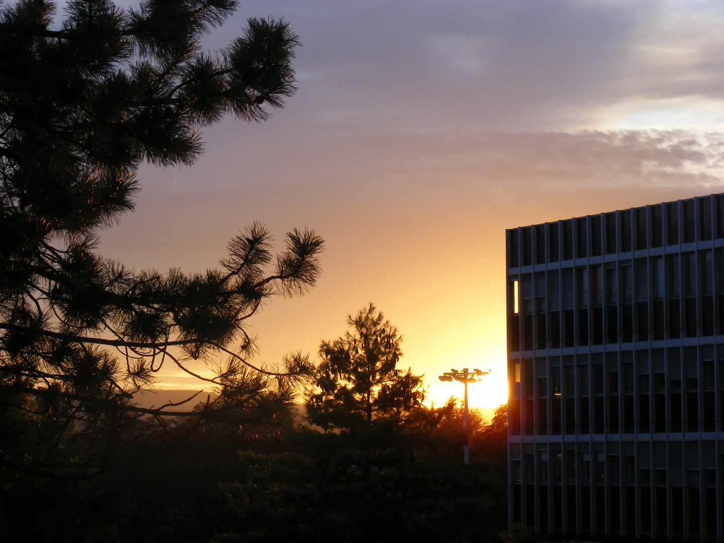 Le soleil se couche sur la ville.